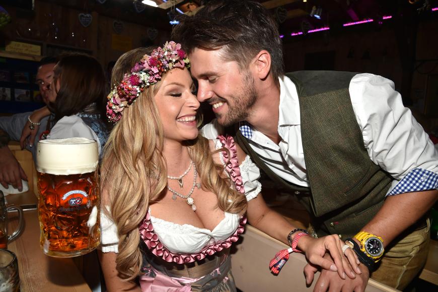 Thore Schölermann und seine Traumfrau Jana Julie Kilka können das Busseln nicht lassen ...