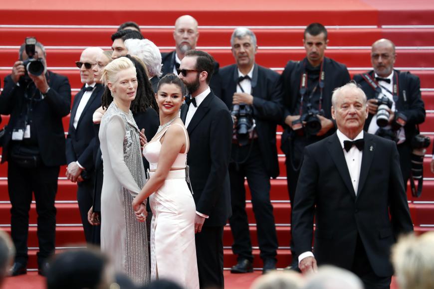 Mit ihrer Schauspiel-Kollegin Tilda Swinton posiert sie Hand in Hand für die Fotografen. Auch Bill Murray (r.) war mit von der Partie.