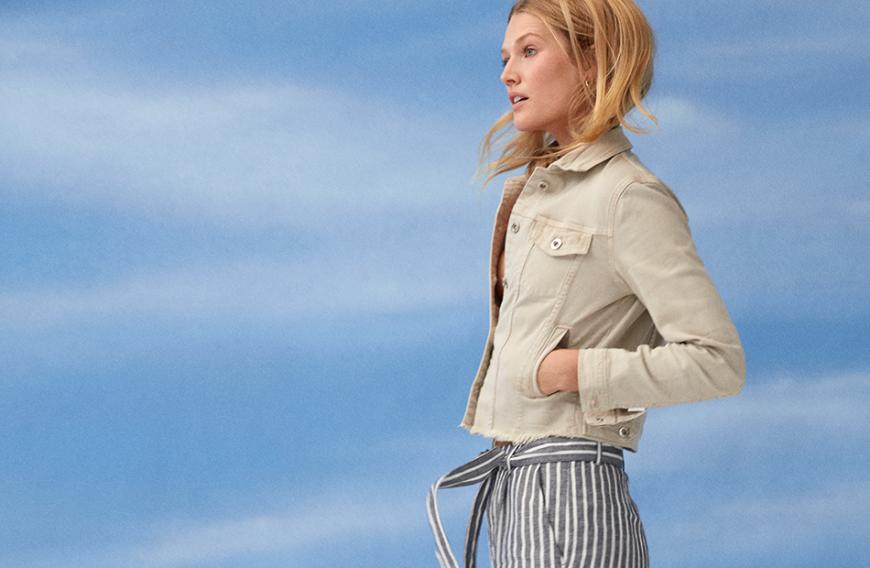 Lässige Kombi: Jeansjacke und weite Leinenhose im maritimen Look.