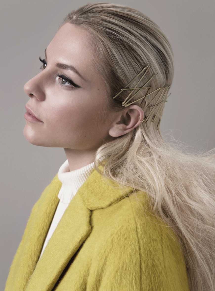 Cool geklammert: Valentina trägt Bobby Pins, die grafisch angeordnet werden und das gewisse etwas an Glamour schenken
