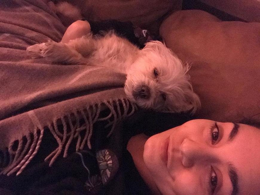 Gute Nacht! Vanessa Hudgens schmust mit Hündin Darla.