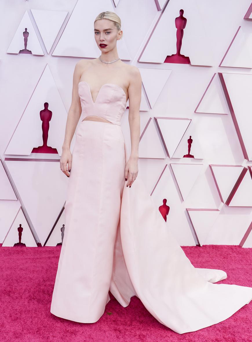 We love! Vanessa Kirby in einem Gucci-Kleid in einem zarten Rosé.