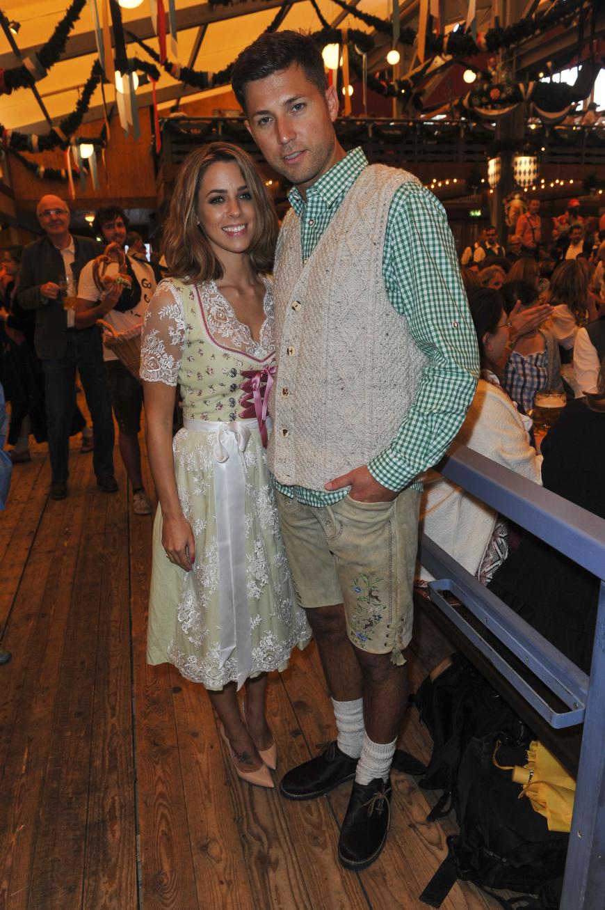 Schlagerstar Vanessa Mai mit ihrem Mann Andreas Ferber im Festzelt.