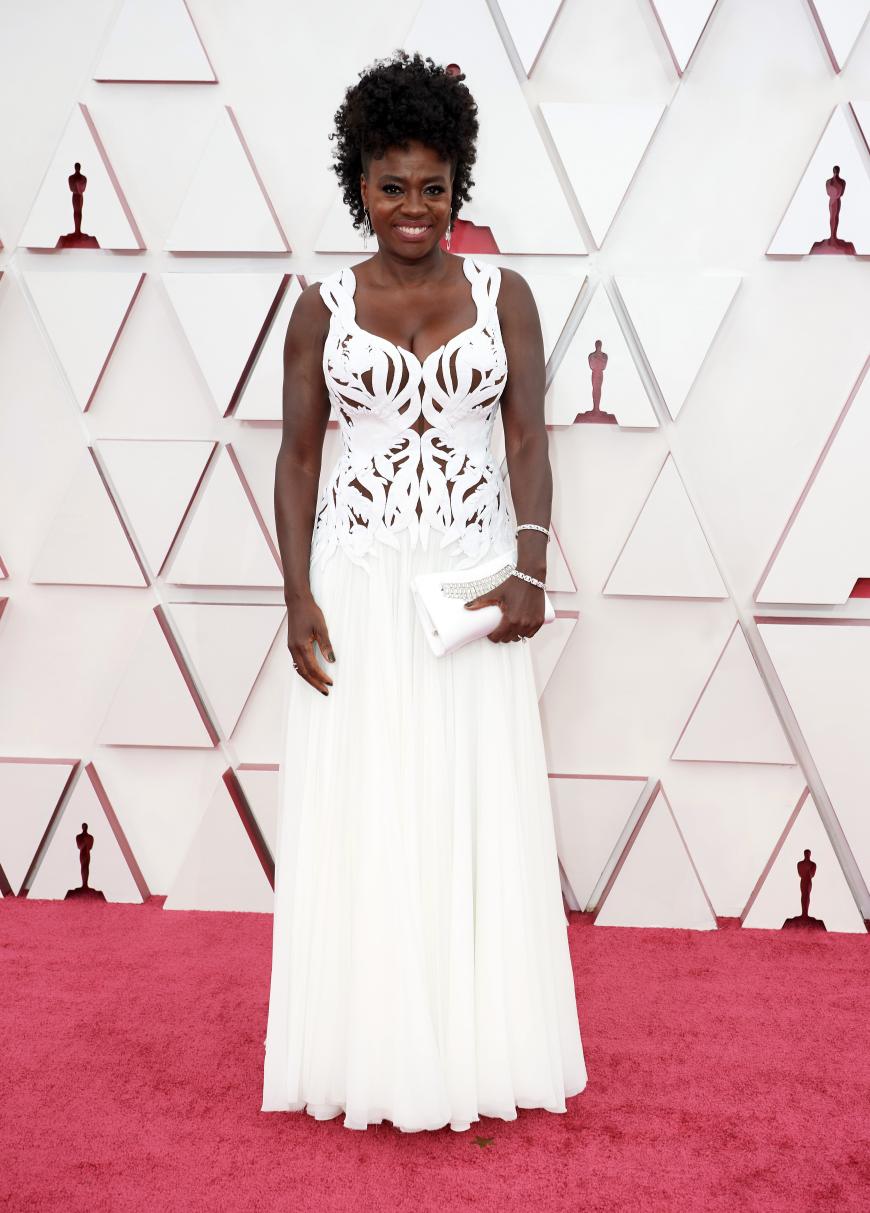 Viola Davis erschien auf dem Red Carpet der Oscars in einer bodenlangen Robe aus weißer Seide von Alexander McQueen.