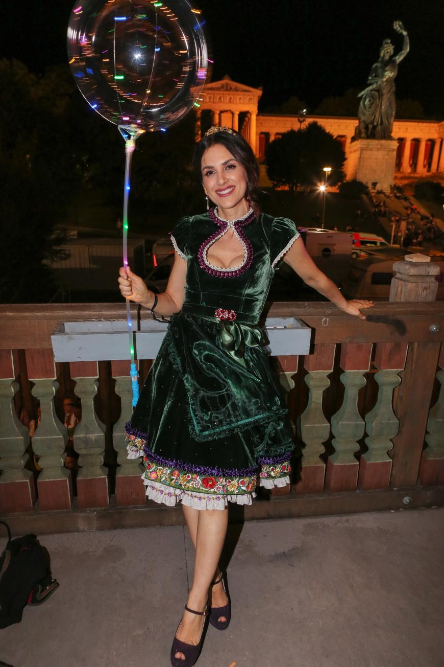 Viktoria Lauterbach-Skaf trägt ein hübsches dunkelgrünes Samt-Dirndl mit pfiffigem Ausschnitt.