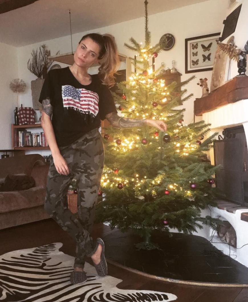 Bei Sophia Thomalla geht es beim Baumschmücken etwas lässiger zu.