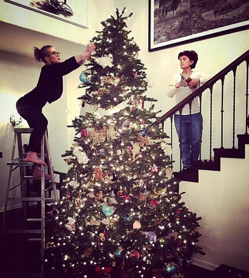 Familien-Teamwork! Kelly und Sharon Osbourne schmücken den XXL-Baum.