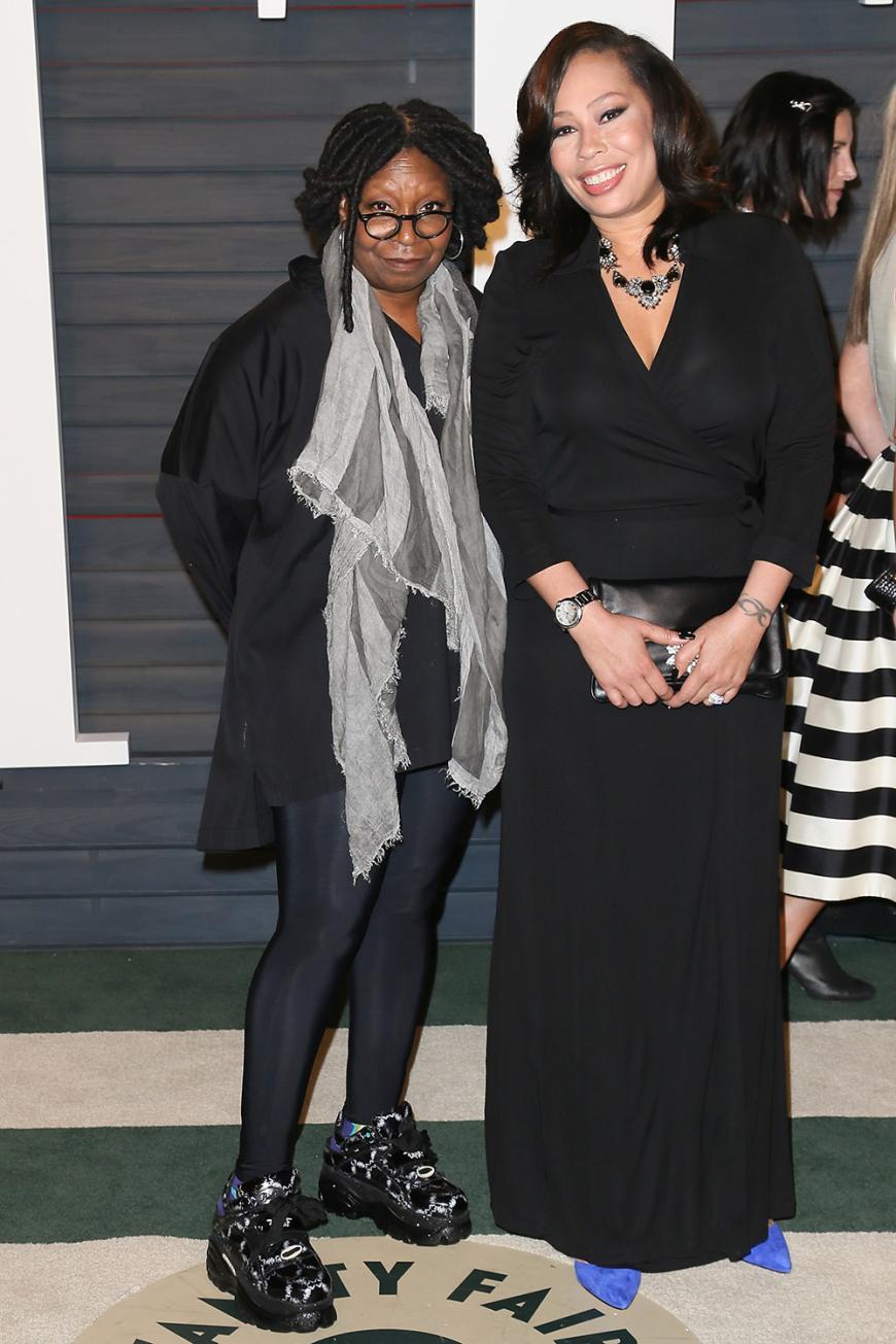 Whoopie Goldberg darf eigentlich alles. Aber in Plateau-Sneakers, Leggings und Schal zur Vanity Fair Oscar Party kommen - ein No-Go!
