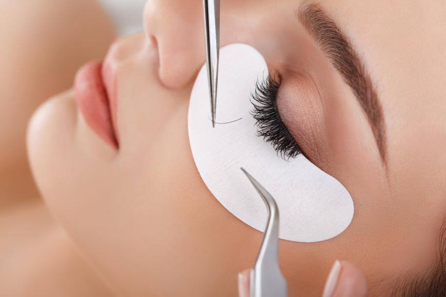 Eine Wimpernverlängerung ist echte Präzisionsarbeit und die Ausbildung zur Wimpernstylistin nicht im einem Wochenende abzuleisten.