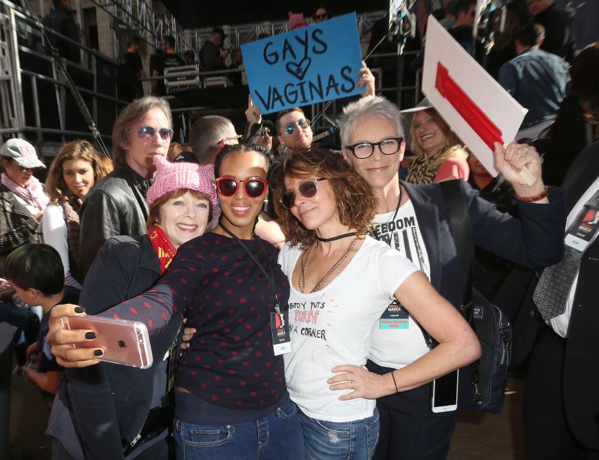 Selfie gegen Trump: Kerry Washington, Jennifer Grey und Jamie Lee Curtis schlossen sich der Demonstration in L.A. an.
p.p1 {margin: 0.0px 0.0px 0.0px 0.0px; font: 9.0px Helvetica}