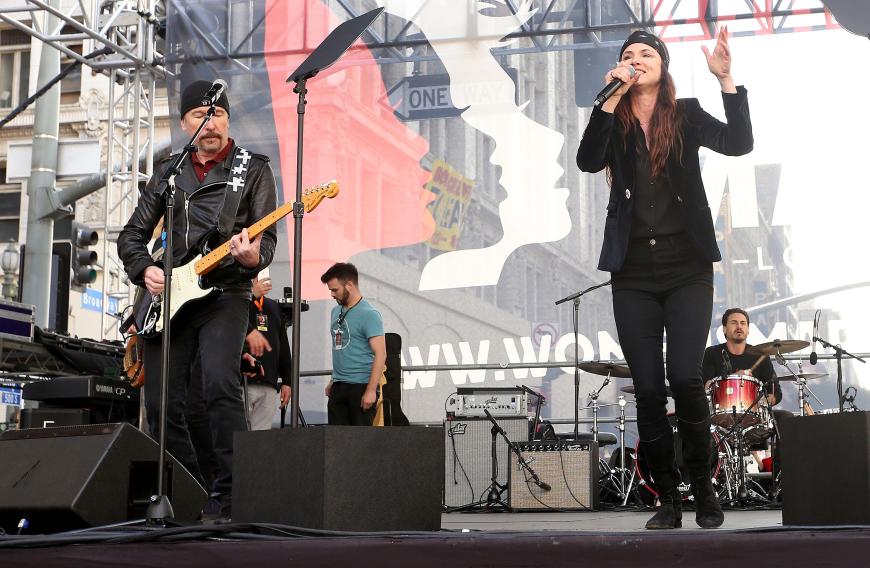 The Edge von U2 (l.) und Juliette Lewis performen gemeinsam beim Women's March.
