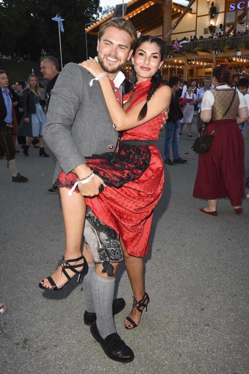 Auch das Bachelor-Traumpaar Yeliz Koc und Johannes Haller lassen sich den Wiesn-Spaß nicht entgehen.