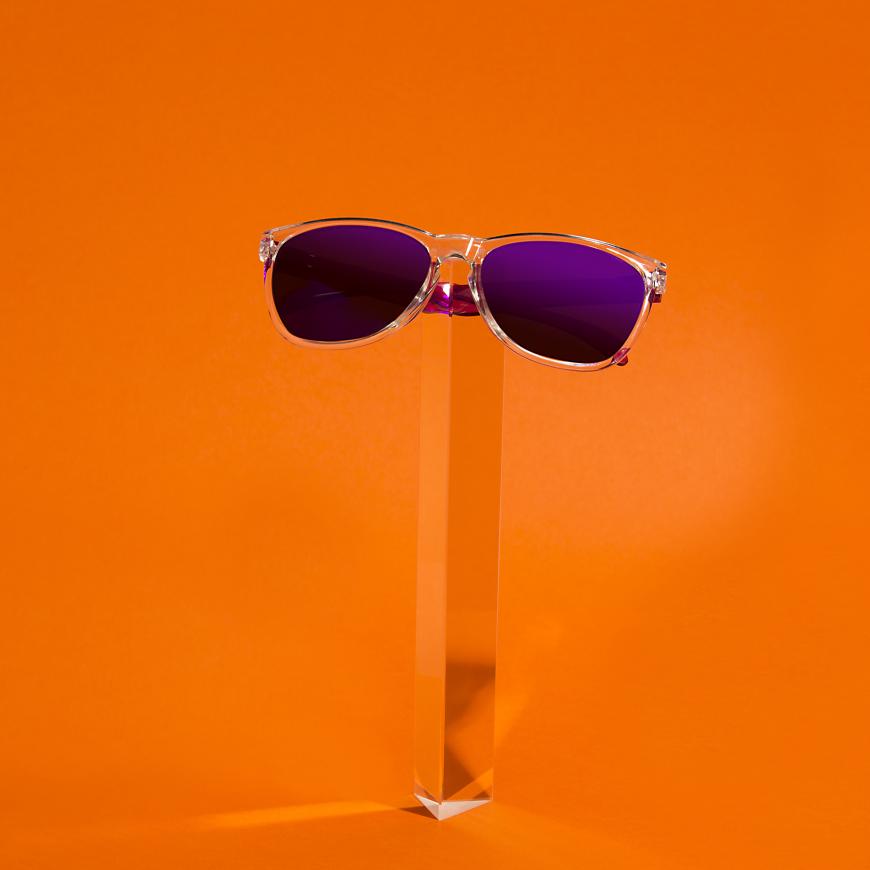 Die Brille kostet 24,95€ und ist von dem bekannte Feuerzeug-Hersteller Zippo, wir haben uns direkt in sie verliebt mit ihren lila Gläsern. Die Eyewear Kollektion von Zippo gibt es im selektiven Fachhandel!