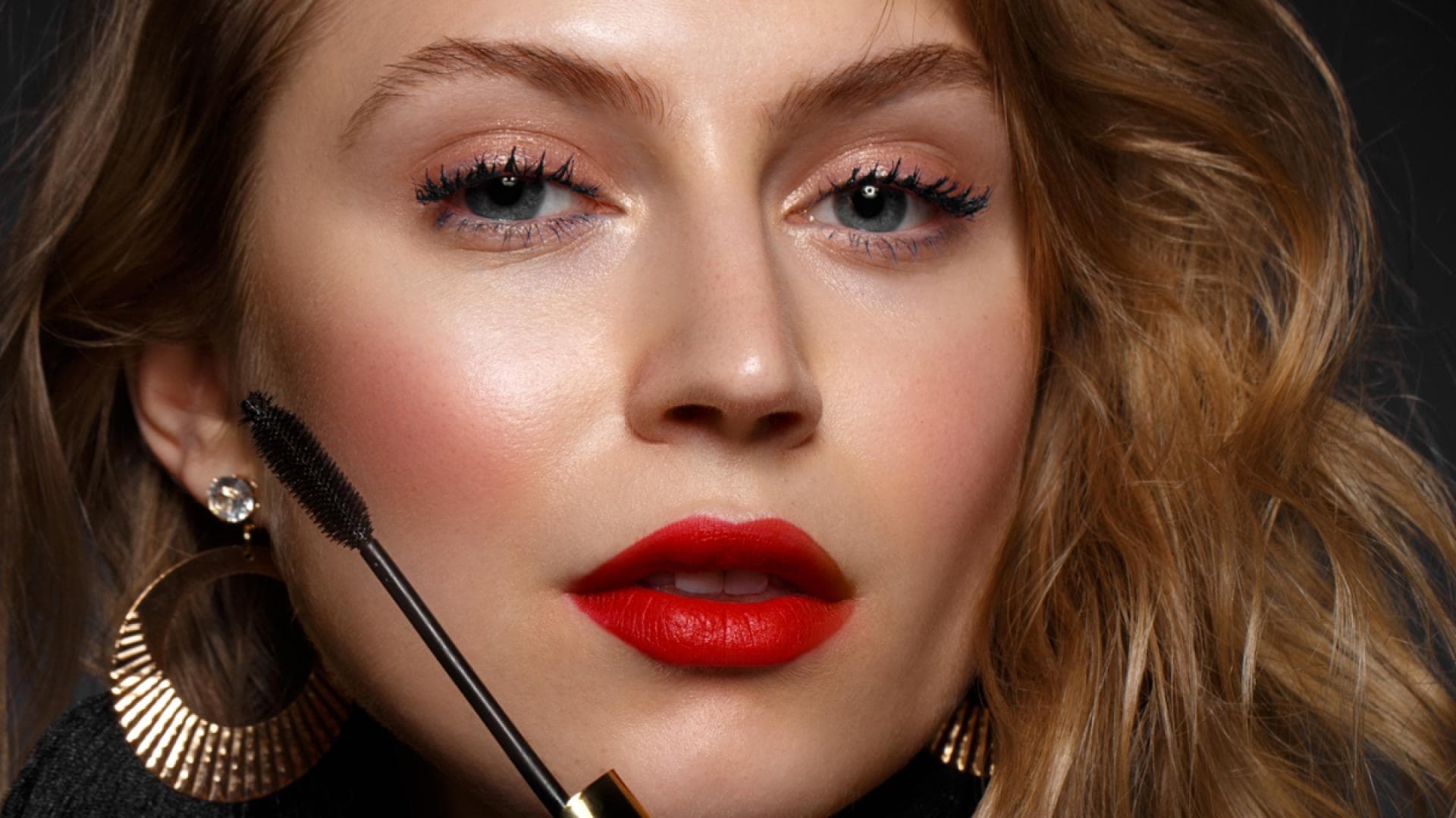 Mascara-f-r-sensationellen-Volumen-Effekt