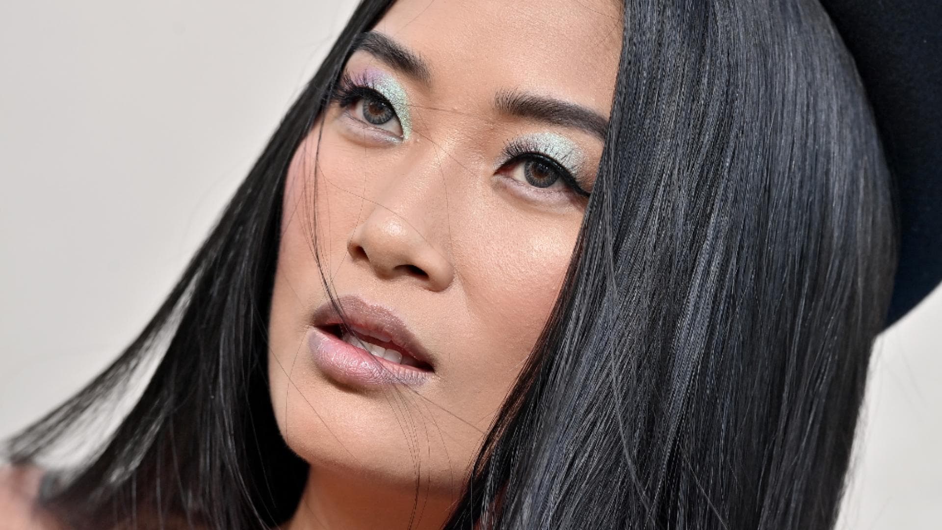 Holographic-Eyes-So-schminkst-du-den-Trend-Look