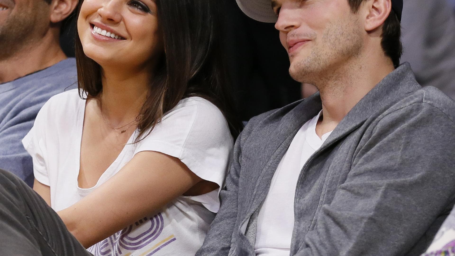 Mila Kunis Und Ashton Kutcher Verraten Baby Namen Ok Magazin The first kutcher son was named dimitri going way back to his mother's russian roots. ashton kutcher verraten baby namen