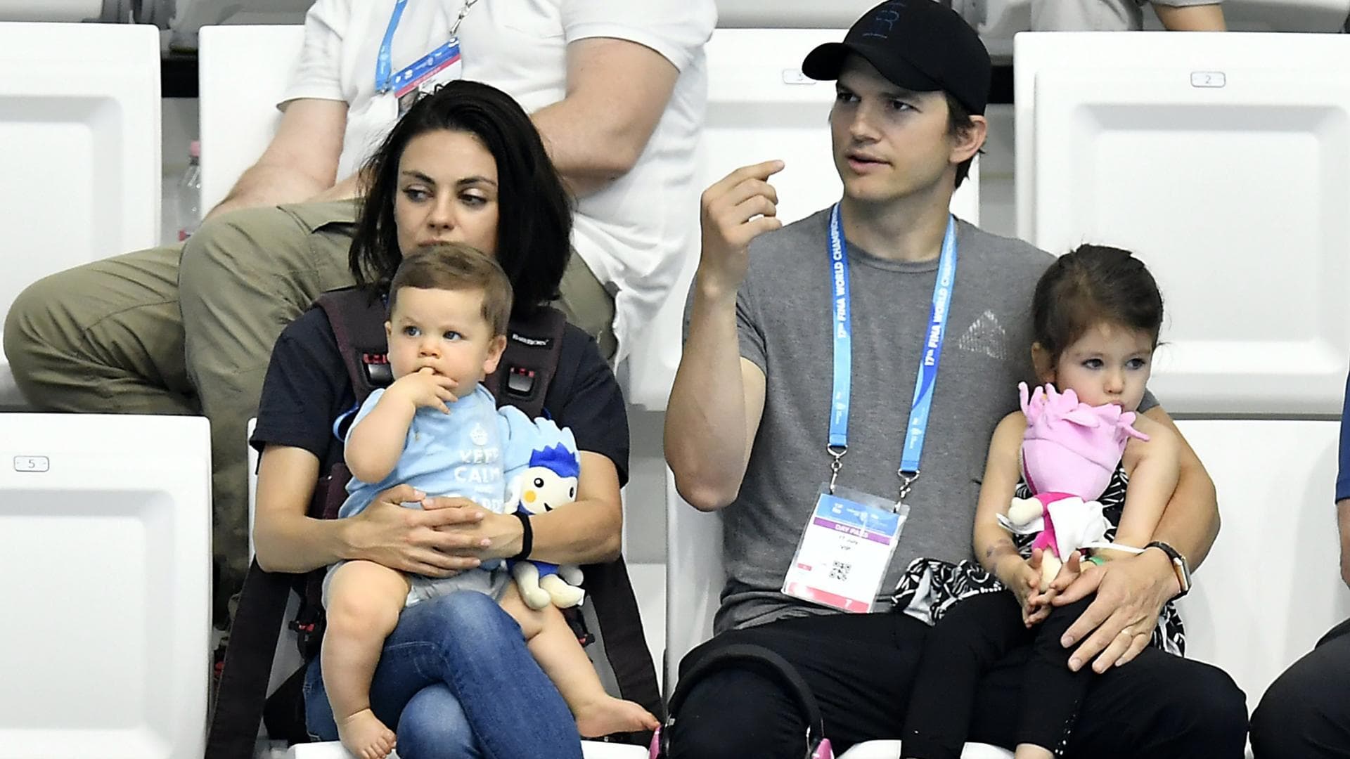Awww Mila Kunis Und Ashton Kutcher Zeigen Ihre Sussen Kinder