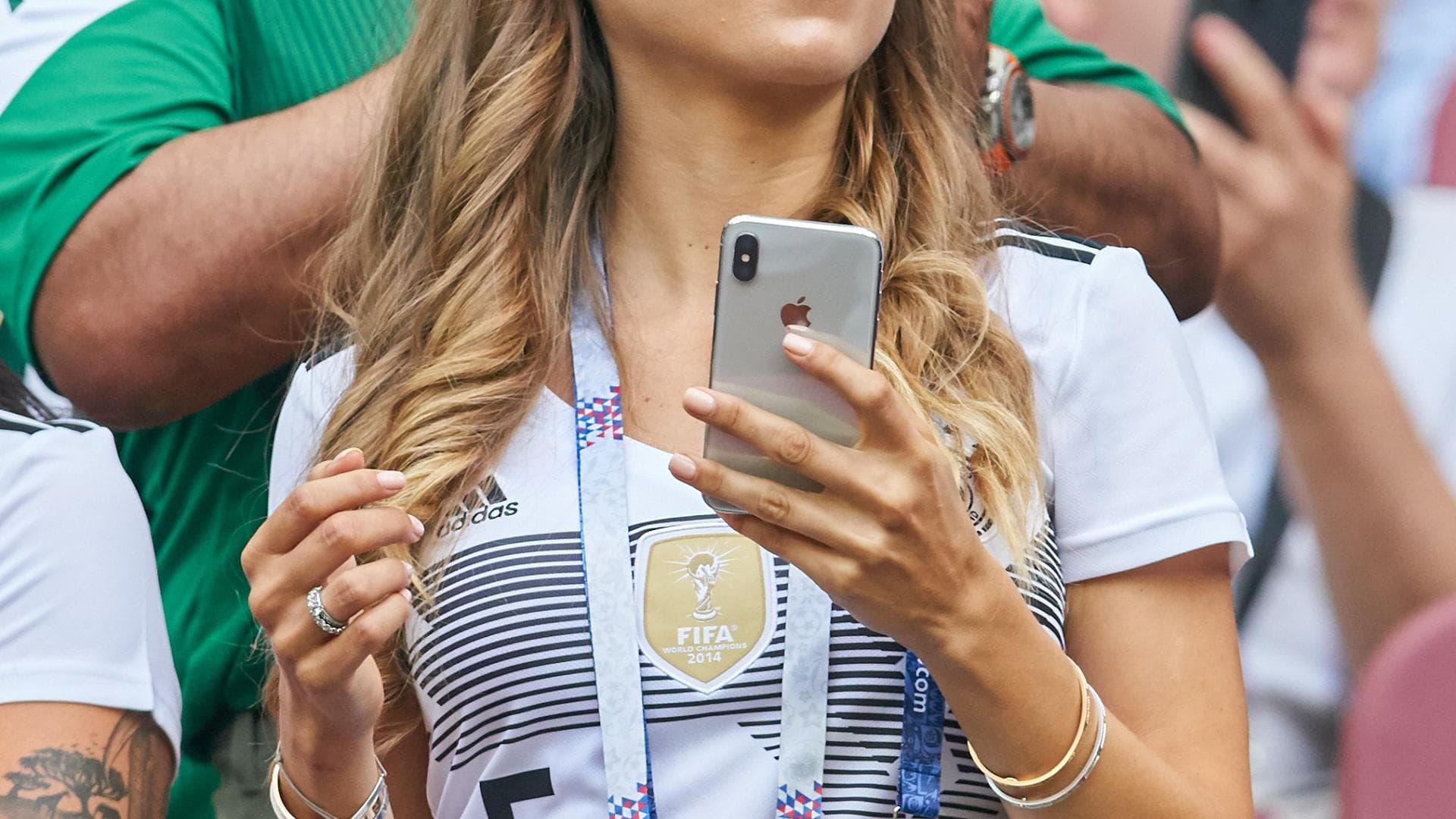 Cathy Hummels: So süß feuert Ludwig Papa Mats an
