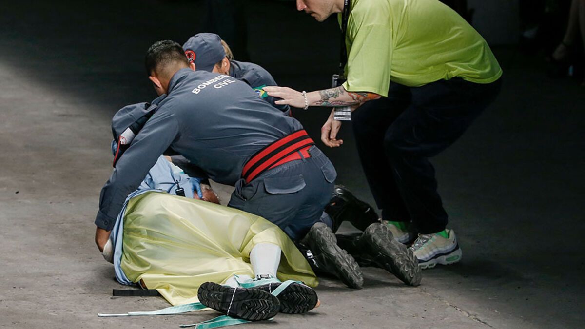 Schock Auf Dem Laufsteg Model 26 Bricht Zusammen Tot