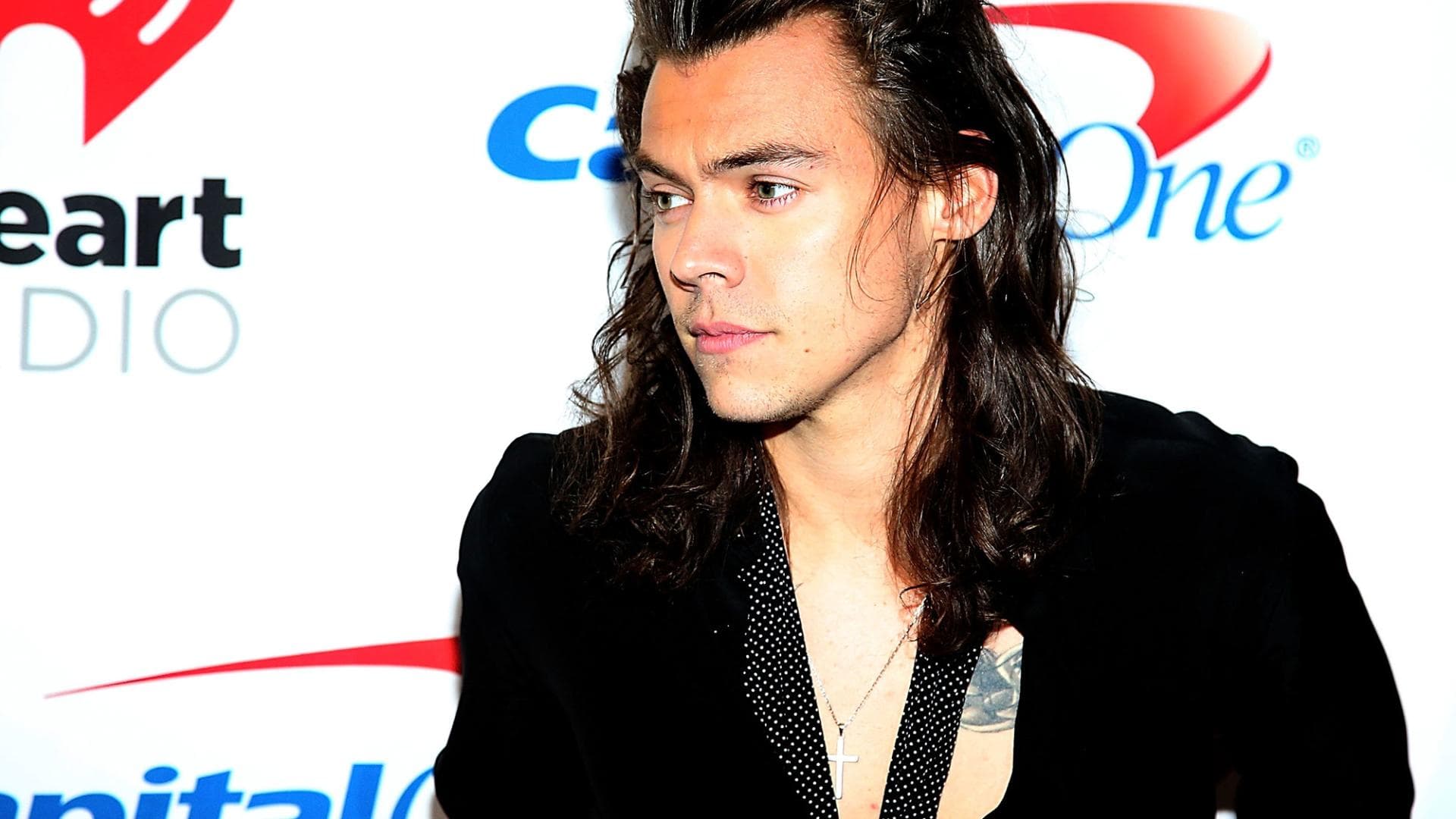 OMG! Harry Styles zeigt sich mit neuem Kurzhaarschnitt OHNE Mütze