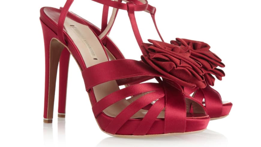 Auf Armors Keil: Mit diesen roten High Heels sind wir Wolke Sieben ganz nah: über THE OUTNET, ca. 3,8 Euro Auf Armors Keil: Mit diesen roten High Heels sind wir Wolke Sieben ganz nah: über THE OUTNET, ca. 3,8 Euro