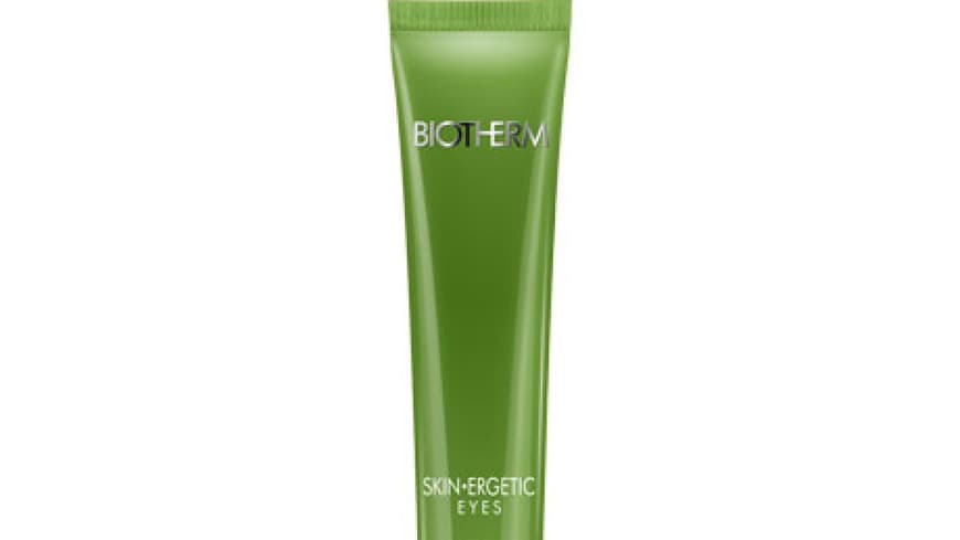 Augen auf! Biotherm bringt eine neue getönte Pflege auf den Markt, die wirksam gegen die Zeichen müder Augen wirkt. Dies gelingt durch einen Mikroalgenextrakt, der tief in die Hautschichten eindringt und den Blick sofort wacher macht. Toller Nebeneffekt: Die Pflege ist auch für sensible Haut und Kontaktlinsenträgerinnen geeignet. Biotherm Skin Ergetic Eyes, 15 ml ca. 36 Euro Augen auf! Biotherm bringt eine neue getönte Pflege auf den Markt, die wirksam gegen die Zeichen müder Augen wirkt. Dies gelingt durch einen Mikroalgenextrakt, der tief in die Hautschichten eindringt und den Blick sofort wacher macht. Toller Nebeneffekt: Die Pflege ist auch für sensible Haut und Kontaktlinsenträgerinnen geeignet. Biotherm Skin Ergetic Eyes, 15 ml ca. 36 Euro