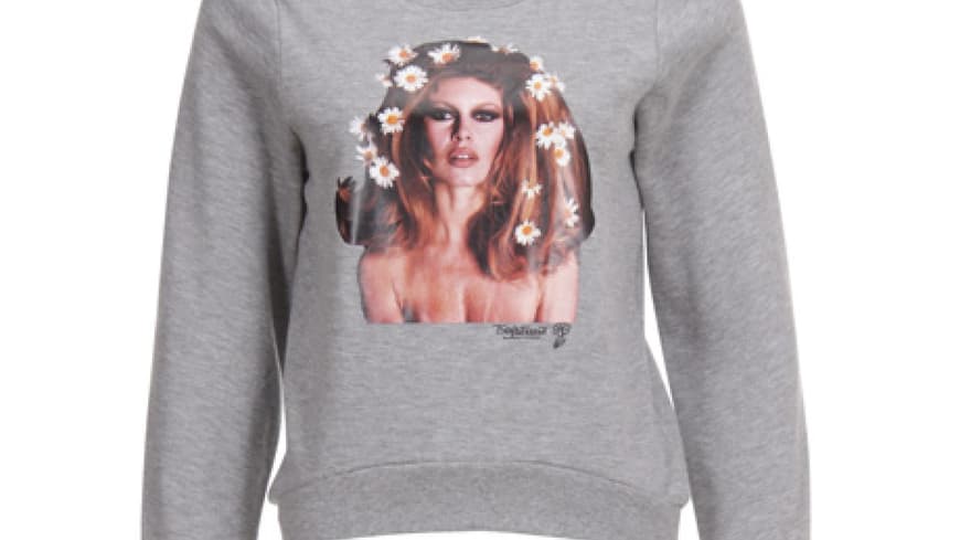 27. August 2012: Konterfeit-Tees waren schon ein Megatrend im Sommer. Jetzt geht der Spaß in die zweite Runde: Das graue Sweatshirt ziert keine andere als Seventies-Ikone Brigitte Bardot. Unter ihrem Namen auch zu bestellen über reyerlooks.com, ca. 90 Euro 27. August 2012: Konterfeit-Tees waren schon ein Megatrend im Sommer. Jetzt geht der Spaß in die zweite Runde: Das graue Sweatshirt ziert keine andere als Seventies-Ikone Brigitte Bardot. Unter ihrem Namen auch zu bestellen über reyerlooks.com, ca. 90 Euro