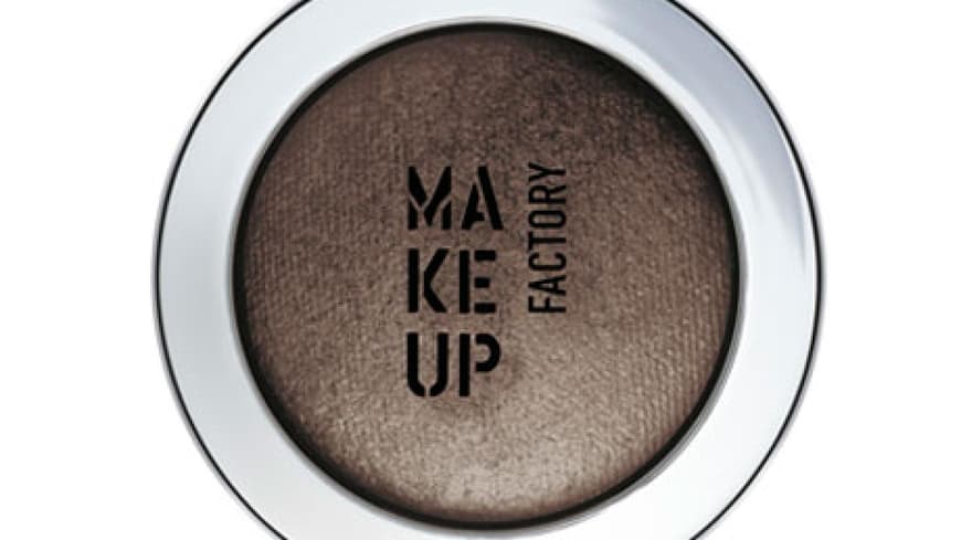 Damit das Augen-Make-up zum absoluten Hingucker wird, arbeitet man am besten mit Pinseln. Zuerst tragen wir auf dem gesamten beweglichen Lid und in der Lidfalte den gold-braunen Lidschatten auf. Damit das Augen-Make-up zum absoluten Hingucker wird, arbeitet man am besten mit Pinseln. Zuerst tragen wir auf dem gesamten beweglichen Lid und in der Lidfalte den gold-braunen Lidschatten auf.