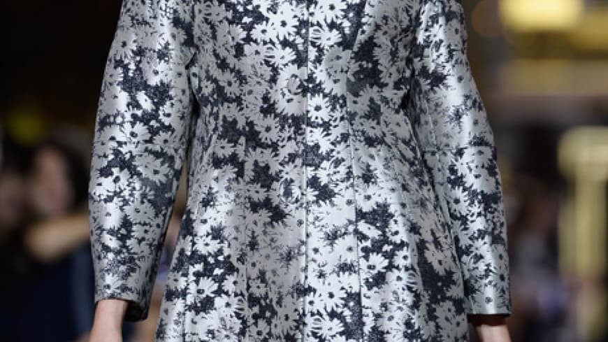 Frühlingsgefühle: Blumen überall, wohin das Auge schaut. Das neue Trendmuster eignet sich ideal, um sich auf den Frühling einzustimmen. Auch Cara präsentiert das angesagte Blumenmuster auf der Pariser Fashionshow von Stella McCartney. Frühlingsgefühle: Blumen überall, wohin das Auge schaut. Das neue Trendmuster eignet sich ideal, um sich auf den Frühling einzustimmen. Auch Cara präsentiert das angesagte Blumenmuster auf der Pariser Fashionshow von Stella McCartney.