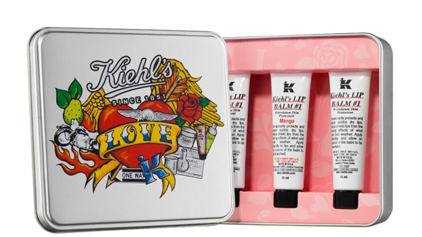 Kiss me, baby! Damit man am romantischsten Tag im Jahr extralange knutschen kann, gibts von Kiehls die Valentinstags-Box mit drei Lip-Balms, ca. 26 Euro Kiss me, baby! Damit man am romantischsten Tag im Jahr extralange knutschen kann, gibts von Kiehls die Valentinstags-Box mit drei Lip-Balms, ca. 26 Euro
