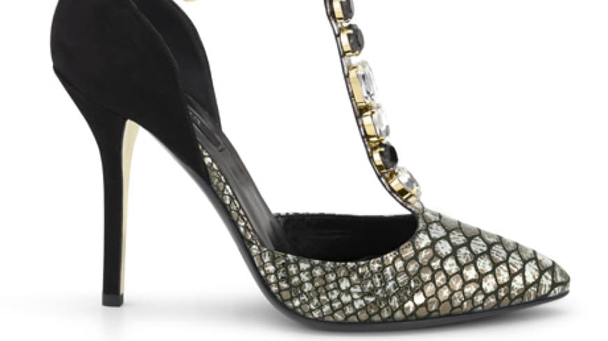 Glänzender Auftritt! Pumps mit Strasssteinen und Fischschuppen-Optik von Patrizia Pepe, ca. 390 Euro Glänzender Auftritt! Pumps mit Strasssteinen und Fischschuppen-Optik von Patrizia Pepe, ca. 390 Euro