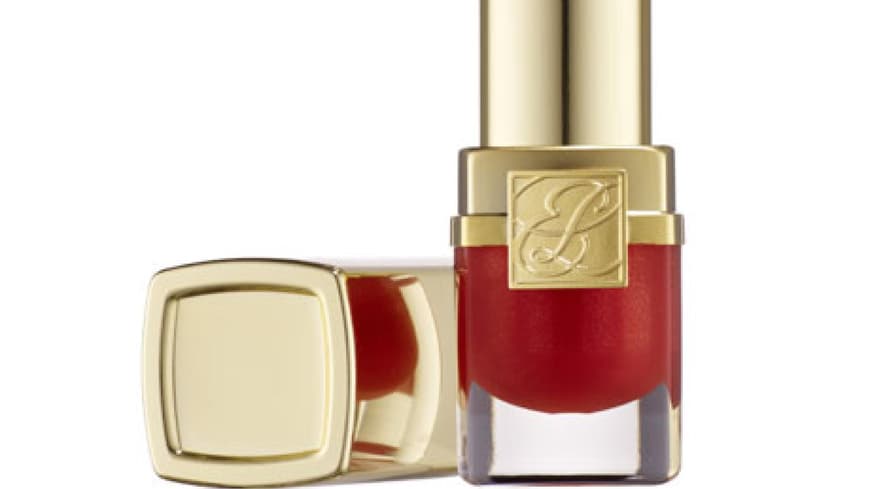 Der Hingucker dieses Make-ups ist zweifelsohne der knallrote Lippenstift. Der Hingucker dieses Make-ups ist zweifelsohne der knallrote Lippenstift.