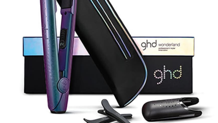 Zu Weihnachten lässt ghd Frauenherzen höher schlagen und präsentiert die ghd Wonderland Collection. Limited Edition Styler, Hitzeschutz-Etui, Stylerschutzkappe und zwei Clips, ca. 199 Euro Zu Weihnachten lässt ghd Frauenherzen höher schlagen und präsentiert die ghd Wonderland Collection. Limited Edition Styler, Hitzeschutz-Etui, Stylerschutzkappe und zwei Clips, ca. 199 Euro