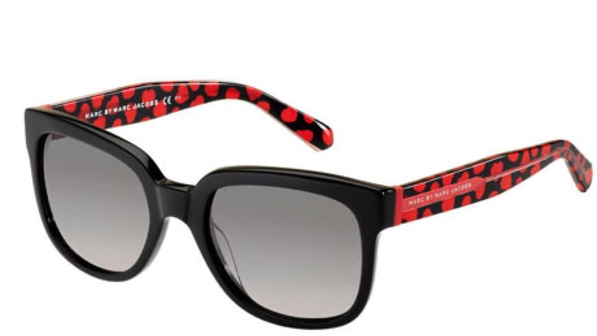 Nur an Valentistag sehen wir durch die rosa-rote Brille, den Rest des Jahres am liebsten durch dieses stylische Expemplar! Herzige Sonnenbrille von Marc by Marc Jacobs im Special-Design, ca. 140 Euro Nur an Valentistag sehen wir durch die rosa-rote Brille, den Rest des Jahres am liebsten durch dieses stylische Expemplar! Herzige Sonnenbrille von Marc by Marc Jacobs im Special-Design, ca. 140 Euro