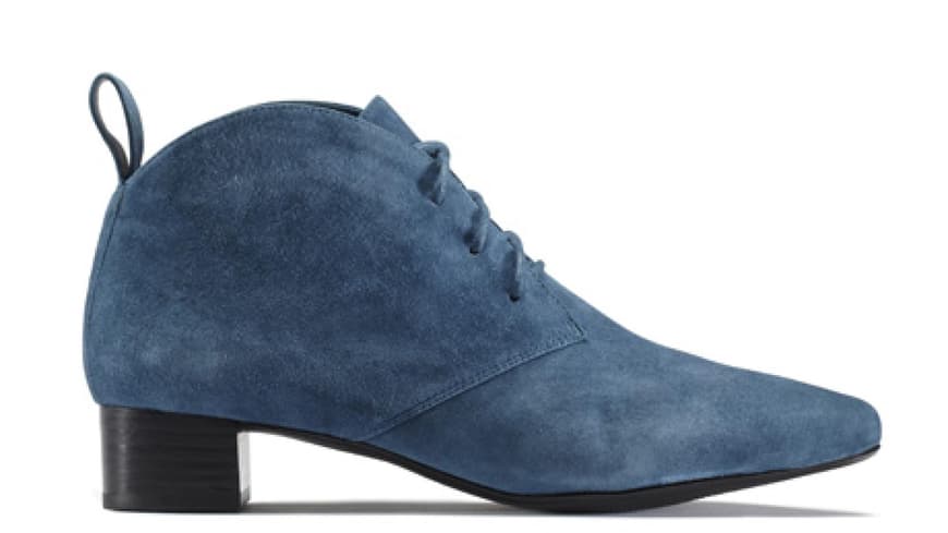 6. September 2012: Dandy deluxe: Der spitz zulaufende Schnürschuh aus feinem Wildleder ist nicht nur super stylish sondern auch herrlich bequem! Über www.clarks.de, ca. 110 Euro 6. September 2012: Dandy deluxe: Der spitz zulaufende Schnürschuh aus feinem Wildleder ist nicht nur super stylish sondern auch herrlich bequem! Über www.clarks.de, ca. 110 Euro