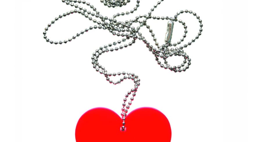 Only you: Kette mit Herz-anhänger aus Plastik von Zubinski über dawanda.com, ca. 25 Euro Only you: Kette mit Herz-anhänger aus Plastik von Zubinski über dawanda.com, ca. 25 Euro