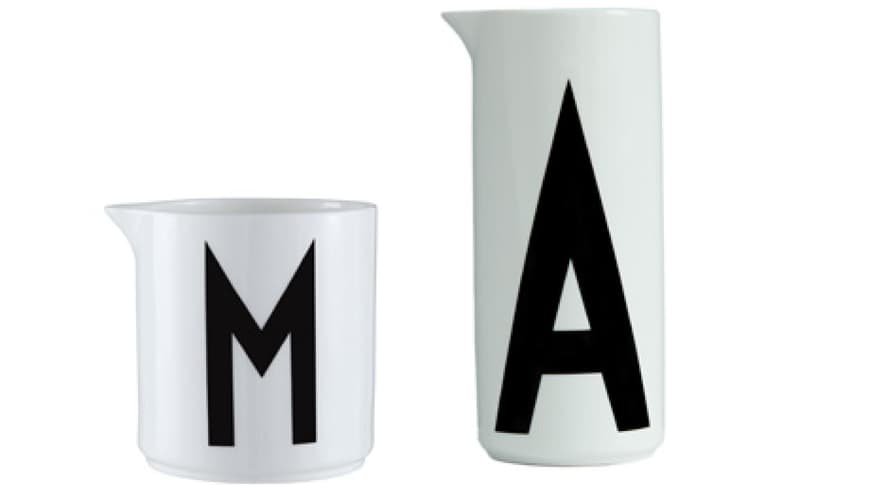 Stilisch und minimalistisch. Die Becher, Milchkännchen und Wasserkaraffen von Arne Jacobsen über Design Letters, ab ca. 20 Euro Stilisch und minimalistisch. Die Becher, Milchkännchen und Wasserkaraffen von Arne Jacobsen über Design Letters, ab ca. 20 Euro