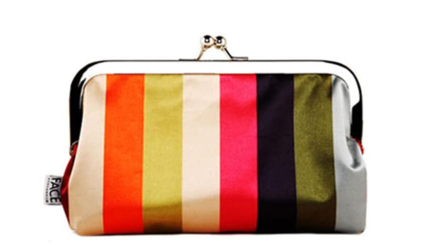 Wir wollen einfach nicht mehr ohne diese entzückende Make-up-Tasche leben. Es passt alles rein, was man so für unterwegs braucht und stylisher kann man seine kleinen Helferlein kaum verstauen. Wir wollen einfach nicht mehr ohne diese entzückende Make-up-Tasche leben. Es passt alles rein, was man so für unterwegs braucht und stylisher kann man seine kleinen Helferlein kaum verstauen.