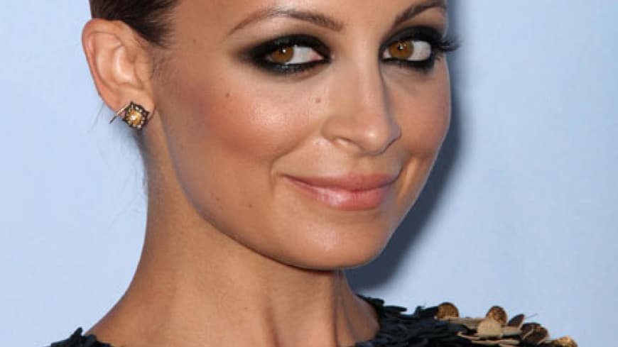 Das Make-up von Designerin Nicole Richie wirkt sexy und glamourös zugleich. Sie betont ihre Augen und hält Lippen und Haastyling dezent. Wie Sie den trendigen Look der zweifachen Mutter nachschminken können, zeigen wir Ihnen in wenigen Schritten. Das Make-up von Designerin Nicole Richie wirkt sexy und glamourös zugleich. Sie betont ihre Augen und hält Lippen und Haastyling dezent. Wie Sie den trendigen Look der zweifachen Mutter nachschminken können, zeigen wir Ihnen in wenigen Schritten.