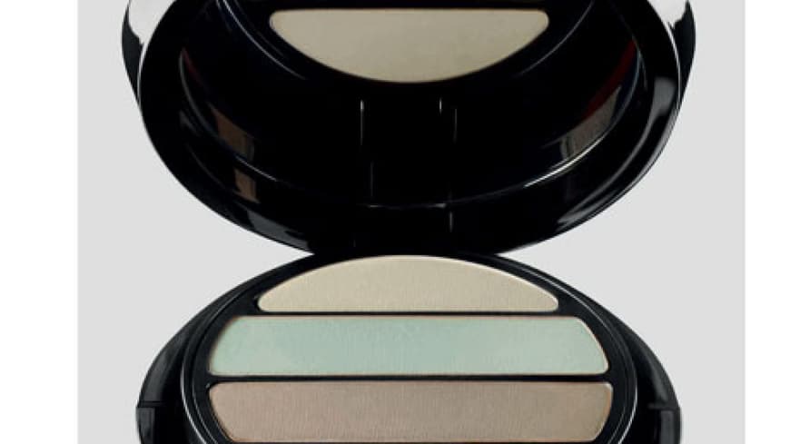 Giorgio Armani meinte einmal, dass uns Farben, die auch in der Natur vorkommen, am besten stehen. In diesem Sinne hat der Meister nun acht facettenreiche Farbpaletten kreiert. Giorgio Armani meinte einmal, dass uns Farben, die auch in der Natur vorkommen, am besten stehen. In diesem Sinne hat der Meister nun acht facettenreiche Farbpaletten kreiert.