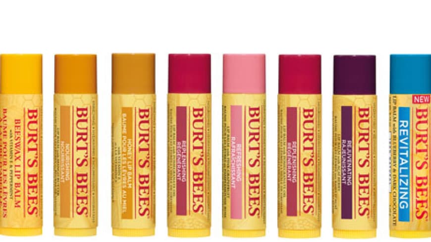 Was ist schöner als ein Kuss von Herzen? Ein Kuss mit zart gepflegten Lippen natürlich! Burts Bees schenkt diese Lippen mit dem Besten aus der Natur: mit pflegendem Bienenwachs, nährendem Mandelöl, antioxidativ wirkendem Granatapfel, reizlinderndem Honig oder feuchtigkeitsspendender Kokumbutter. Mhmhmmm! Was ist schöner als ein Kuss von Herzen? Ein Kuss mit zart gepflegten Lippen natürlich! Burts Bees schenkt diese Lippen mit dem Besten aus der Natur: mit pflegendem Bienenwachs, nährendem Mandelöl, antioxidativ wirkendem Granatapfel, reizlinderndem Honig oder feuchtigkeitsspendender Kokumbutter. Mhmhmmm!