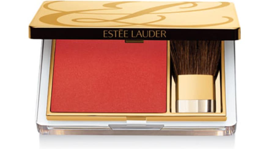 Mit dieser Puderrouge-Edition kann man sich eine Runde Frechheit (Naughty) auf die Wangen stäuben. Und das nächste Date kann kommen! Mit dieser Puderrouge-Edition kann man sich eine Runde Frechheit (Naughty) auf die Wangen stäuben. Und das nächste Date kann kommen!