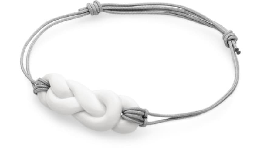 25. Juni 2012: Der weiße Seemannsknoten aus Porzellan passt prima zum angesagten Maritim-Look. Armband von Anne Black, ca. 30 Euro 25. Juni 2012: Der weiße Seemannsknoten aus Porzellan passt prima zum angesagten Maritim-Look. Armband von Anne Black, ca. 30 Euro