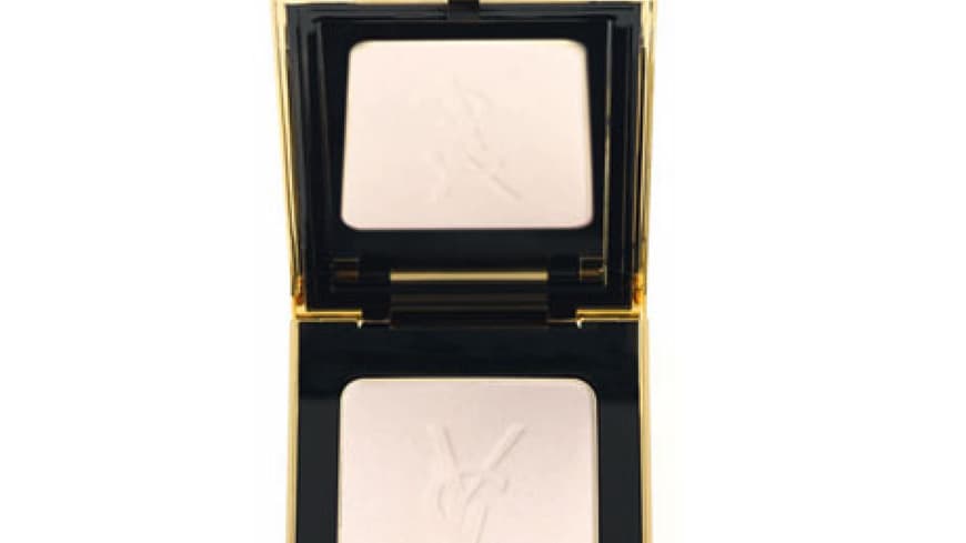 Dieser Puder bringt mit einem Pinselstrich den besonderen Glow auf Wangen, Schläfen, Nasenrücken. Dieser Puder bringt mit einem Pinselstrich den besonderen Glow auf Wangen, Schläfen, Nasenrücken.