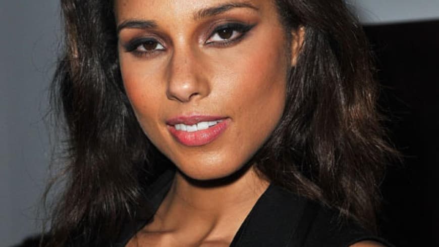 Sängerin Alicia Keys zeigt uns hier: Durch das rauchige Augen-Make-up inklusive Lidstrich wird der Blick gleich extrem verführerisch! Sängerin Alicia Keys zeigt uns hier: Durch das rauchige Augen-Make-up inklusive Lidstrich wird der Blick gleich extrem verführerisch!