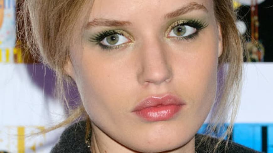 TREND No. 2: EYESHADOW IN KHAKI und BRONZE Georgia May Jagger hat alles richtig gemacht: Zum Lidschatten in Khakitönen bleibt das restliche Make-up lieber dezent TREND No. 2: EYESHADOW IN KHAKI und BRONZE Georgia May Jagger hat alles richtig gemacht: Zum Lidschatten in Khakitönen bleibt das restliche Make-up lieber dezent