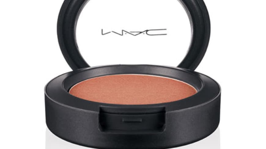 Anschließend zaubert Nicole mit einem Blush einen Glow auf die Wangen. Das bronzefarbene Rouge etwas unterhalb des Wangenknochens auftragen, das schmälert das Gesicht. Anschließend zaubert Nicole mit einem Blush einen Glow auf die Wangen. Das bronzefarbene Rouge etwas unterhalb des Wangenknochens auftragen, das schmälert das Gesicht.