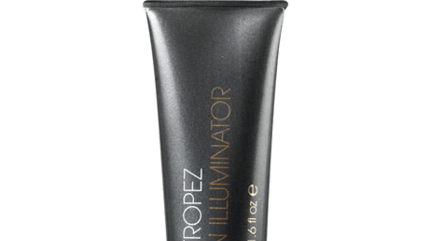 Alles was glitzert, ist Gold! Claudia Schiffer, Elle MacPherson und Isla Fisher schimmern mit diesem Body Highlighter um die Wette. Das wollen wir auch! Der neue Skin Illuminator Gold sorgt für einen glamourösen All-over Glow und duftet ganz herrlich nach Sommer. Alles was glitzert, ist Gold! Claudia Schiffer, Elle MacPherson und Isla Fisher schimmern mit diesem Body Highlighter um die Wette. Das wollen wir auch! Der neue Skin Illuminator Gold sorgt für einen glamourösen All-over Glow und duftet ganz herrlich nach Sommer.
