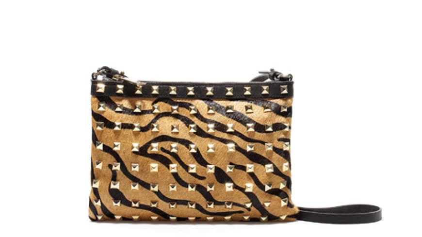 29. August 2012: Rock it baby! Mit der Nieten-Clutch im Tiger-Look sind wir der Star auf der nächsten Party. Tasche von Zara, ca. 80 Euro 29. August 2012: Rock it baby! Mit der Nieten-Clutch im Tiger-Look sind wir der Star auf der nächsten Party. Tasche von Zara, ca. 80 Euro