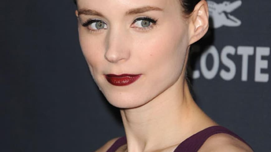 Coole Frau, cooler Look! Zum Schneewittchen-Teint von Rooney Mara sieht der dunkle Mund richtig avantgardistisch aus. Coole Frau, cooler Look! Zum Schneewittchen-Teint von Rooney Mara sieht der dunkle Mund richtig avantgardistisch aus.
